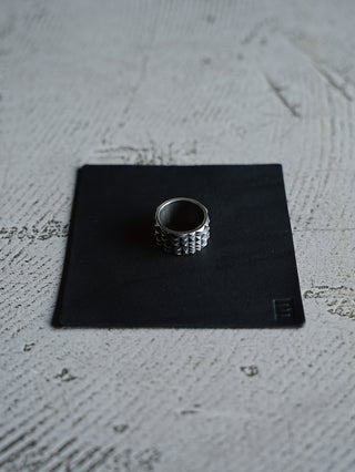 005-STUDS-RING