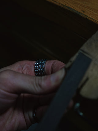 005-STUDS-RING